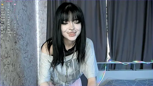Snapshot of FeatherRiot chatting on 07-23-26, 01:20 FeatherRiot online show from 07-23-26, 01:20