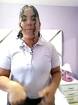 Snapshot of NicolleOverton chatting on 07-17-26, 12:34 NicolleOverton online show from 07-17-26, 12:34
