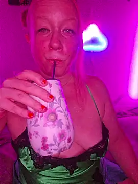 Snapshot of XxMs_StarzxX chatting on 06-25-26, 01:16 XxMs StarzxX online show from 06-25-26, 01:16