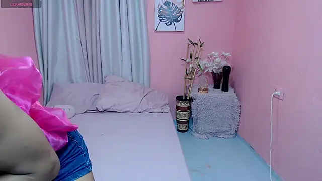 Snapshot of VivienneLuxe chatting on 07-23-26, 02:26 VivienneLuxe online show from 07-23-26, 02:26