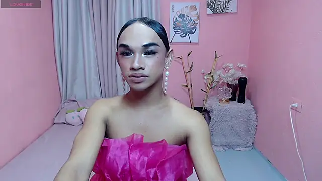 Snapshot of VivienneLuxe chatting on 07-25-26, 07:22 VivienneLuxe online show from 07-25-26, 07:22