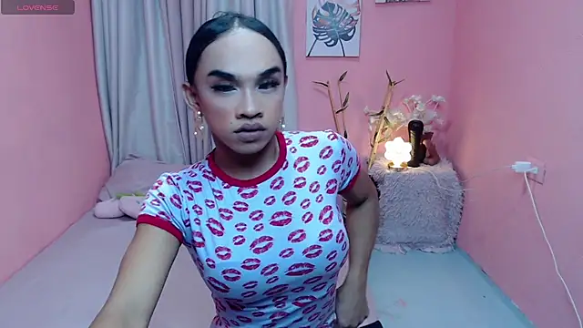 Snapshot of VivienneLuxe chatting on 07-26-26, 07:26 VivienneLuxe online show from 07-26-26, 07:26