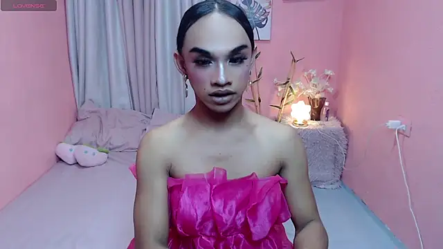 Snapshot of VivienneLuxe chatting on 07-27-26, 04:19 VivienneLuxe online show from 07-27-26, 04:19