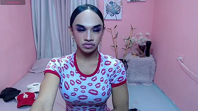 Snapshot of VivienneLuxe chatting on 07-29-26, 05:05 VivienneLuxe online show from 07-29-26, 05:05