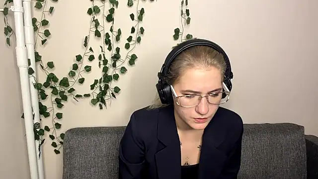 Litliu online show from 07-27-26, 07:10