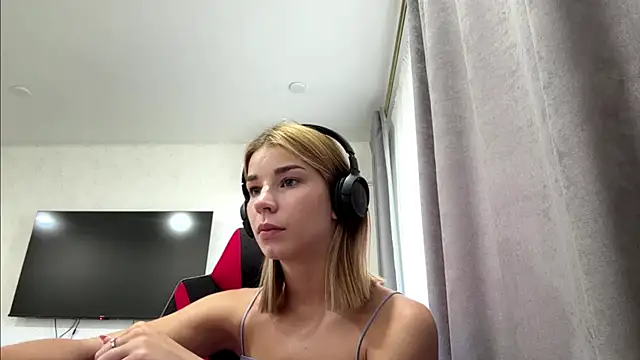 Snapshot of PickmeGirl chatting on 07-28-26, 02:13 PickmeGirl online show from 07-28-26, 02:13