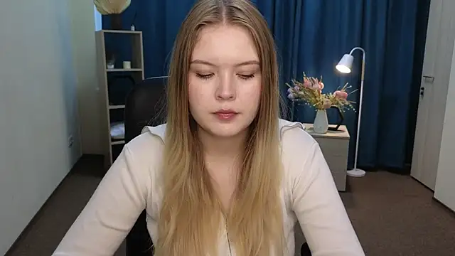 Snapshot of HortensiaHall chatting on 07-25-26, 04:43 HortensiaHall online show from 07-25-26, 04:43