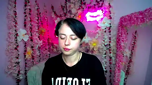 Snapshot of Adelin_R chatting on 07-30-26, 11:53 Adelin R online show from 07-30-26, 11:53