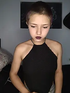 Snapshot of Vickyinloveee chatting on 07-27-26, 04:47 Vickyinloveee online show from 07-27-26, 04:47