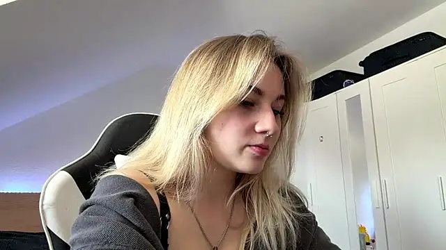 Snapshot of tutsiecutie chatting on 07-24-26, 11:52 tutsiecutie online show from 07-24-26, 11:52