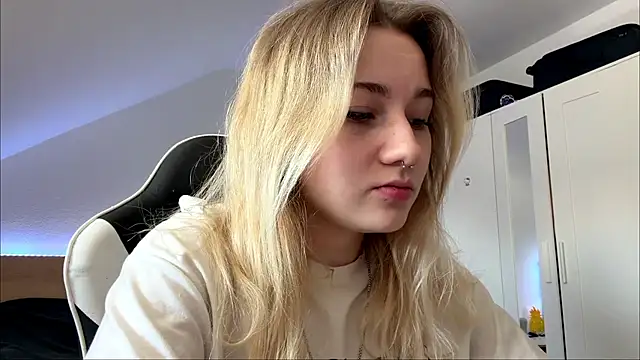 Snapshot of tutsiecutie chatting on 07-28-26, 11:28 tutsiecutie online show from 07-28-26, 11:28