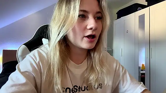 Snapshot of tutsiecutie chatting on 07-28-26, 04:39 tutsiecutie online show from 07-28-26, 04:39