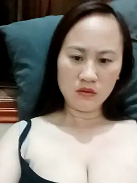 Snapshot of Yen-nhi chatting on 07-28-26, 12:48 Yen-nhi online show from 07-28-26, 12:48