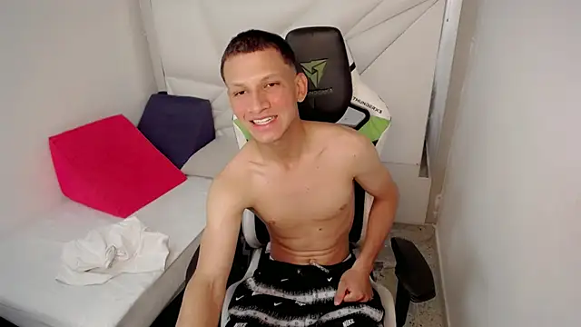 Snapshot of Luca_twinkk chatting on 07-27-26, 10:28 Luca twinkk online show from 07-27-26, 10:28