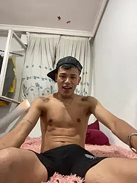 Snapshot of hamzel23 chatting on 07-28-26, 03:43 hamzel23 online show from 07-28-26, 03:43