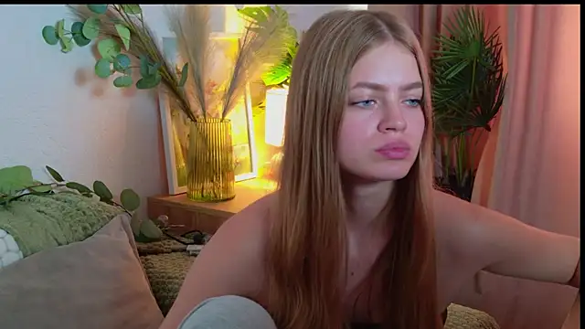 Snapshot of EmillyDiamond chatting on 07-28-26, 11:17 EmillyDiamond online show from 07-28-26, 11:17