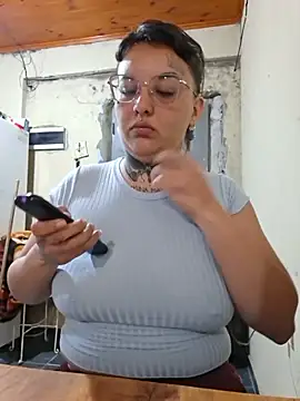 Snapshot of Reina00 chatting on 07-27-26, 10:28 Reina00 online show from 07-27-26, 10:28