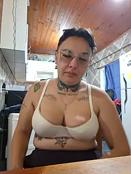 Snapshot of Reina00 chatting on 07-30-26, 03:44 Reina00 online show from 07-30-26, 03:44