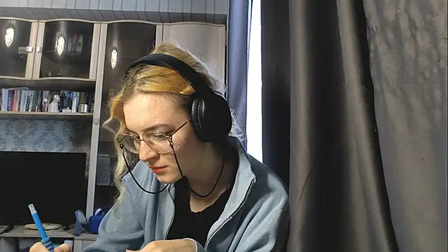 Snapshot of Adelinetre chatting on 07-30-26, 03:55 Adelinetre online show from 07-30-26, 03:55