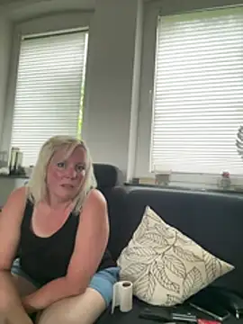 Snapshot of Corahoney_paar chatting on 07-31-26, 05:07 Corahoney paar online show from 07-31-26, 05:07