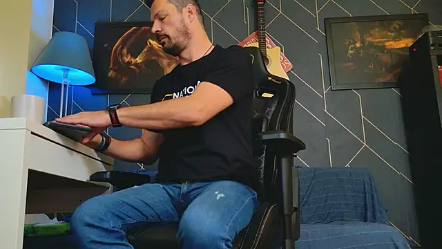 Snapshot of ChrisKox chatting on 10-14-25, 06:25 ChrisKox online show from 10-14-25, 06:25