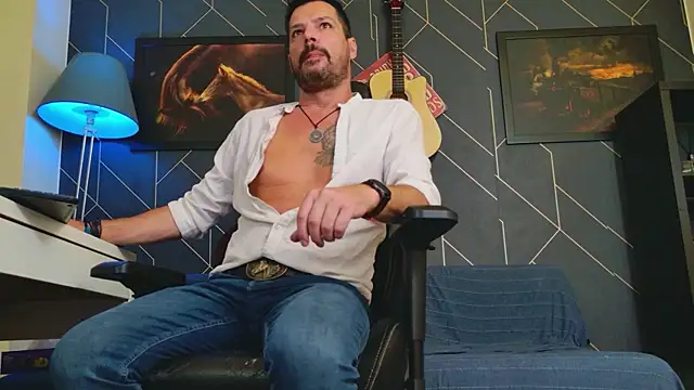 Snapshot of ChrisKox chatting on 10-21-25, 01:56 ChrisKox online show from 10-21-25, 01:56