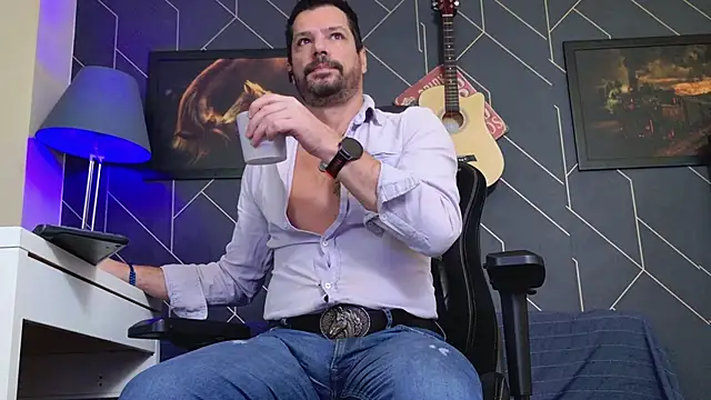 Snapshot of ChrisKox chatting on 11-17-25, 04:18 ChrisKox online show from 11-17-25, 04:18