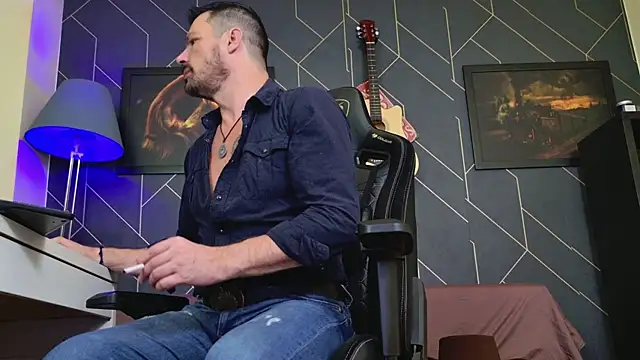 Snapshot of ChrisKox chatting on 12-04-25, 02:32 ChrisKox online show from 12-04-25, 02:32