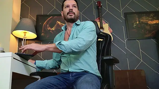 Snapshot of ChrisKox chatting on 12-18-25, 06:52 ChrisKox online show from 12-18-25, 06:52