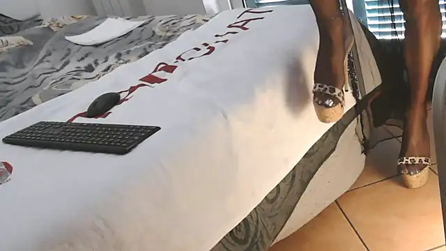 Snapshot of pinktv68 chatting on 10-31-25, 11:44 pinktv68 online show from 10-31-25, 11:44