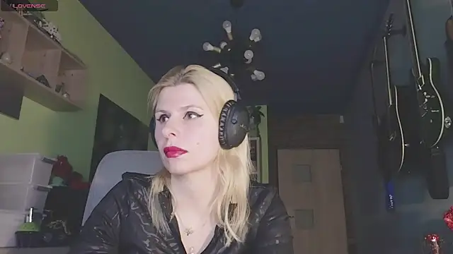 Snapshot of karmija chatting on 02-25-25, 10:18 karmija online show from 02-25-25, 10:18