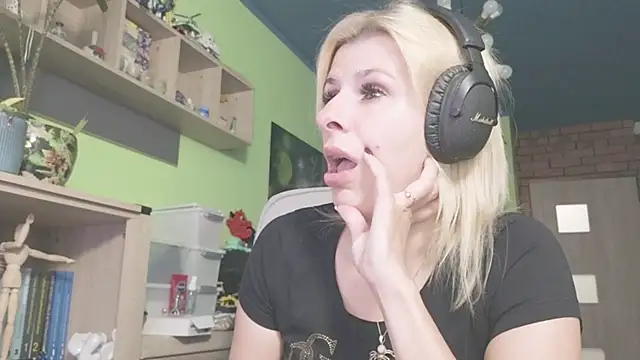 Snapshot of karmija chatting on 10-20-25, 08:31 karmija online show from 10-20-25, 08:31