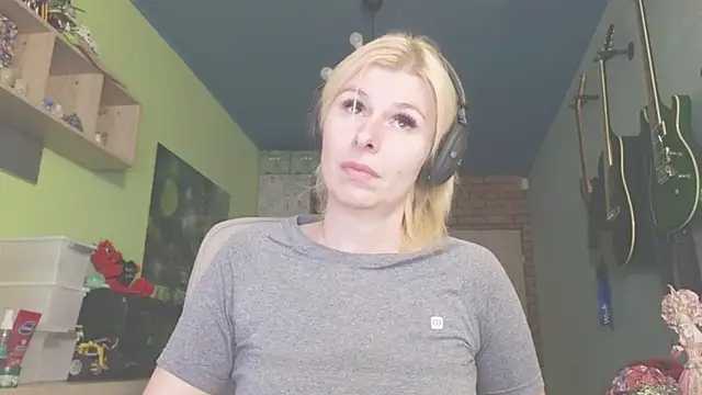 Snapshot of karmija chatting on 11-11-25, 09:15 karmija online show from 11-11-25, 09:15