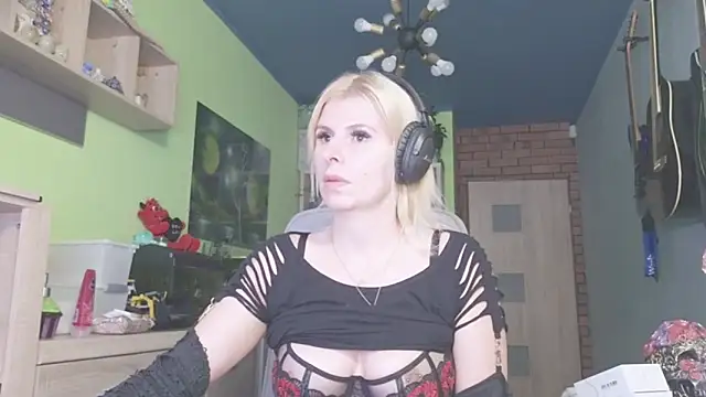 Snapshot of karmija chatting on 11-12-25, 10:09 karmija online show from 11-12-25, 10:09