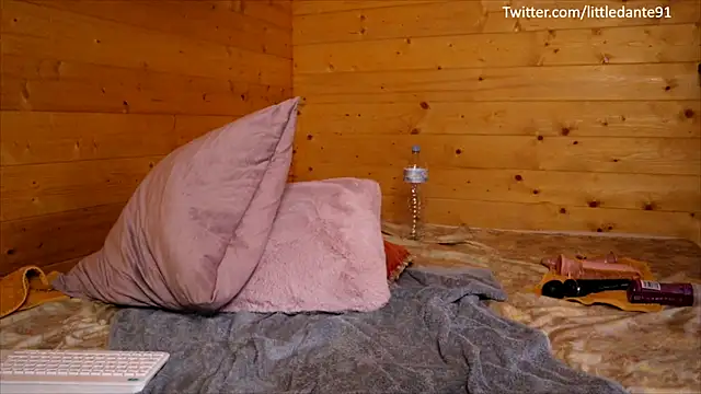 Snapshot of LittleMe97 chatting on 01-19-25, 02:38 LittleMe97 online show from 01-19-25, 02:38