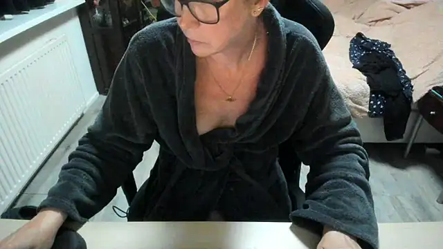 minoesje37 online show from 10-27-25, 08:35