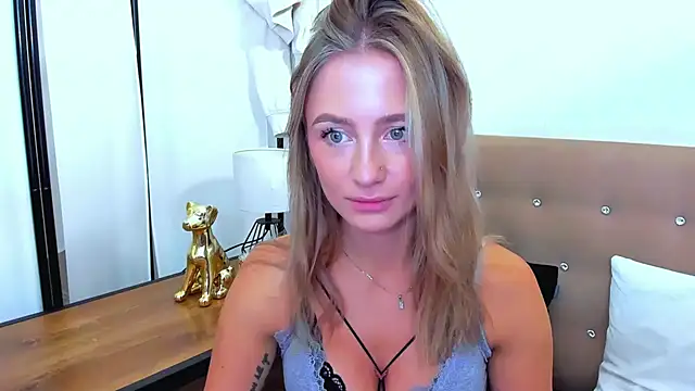Snapshot of LenaCUTE chatting on 10-15-25, 07:52 LenaCUTE online show from 10-15-25, 07:52