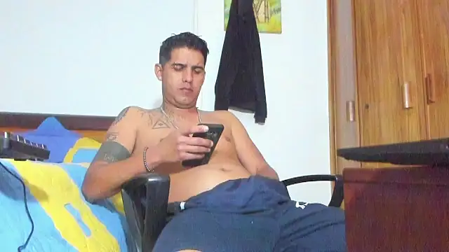 Snapshot of Zack_Grey chatting on 11-07-25, 04:23 Zack Grey online show from 11-07-25, 04:23