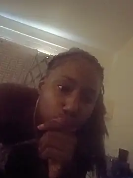 Xochillovemoney2 online show from 05-25-26, 06:58