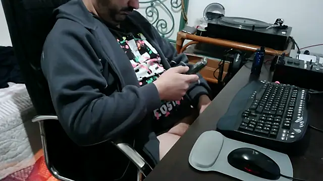 Snapshot of Italian_dark_desire chatting on 11-27-25, 10:01 Italian dark desire online show from 11-27-25, 10:01