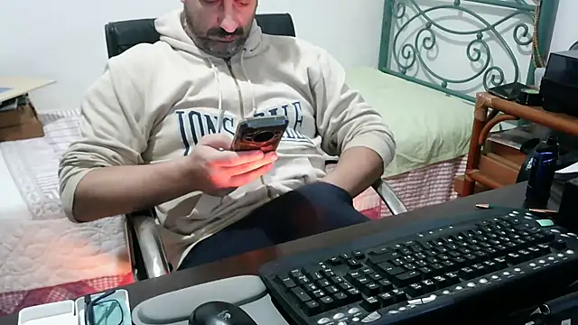 Snapshot of Italian_dark_desire chatting on 12-17-25, 05:08 Italian dark desire online show from 12-17-25, 05:08