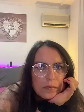 Snapshot of Chic_desire chatting on 07-26-26, 01:51 Chic desire online show from 07-26-26, 01:51