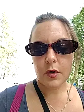 Snapshot of SwedishJennifer chatting on 08-04-26, 12:52 SwedishJennifer online show from 08-04-26, 12:52