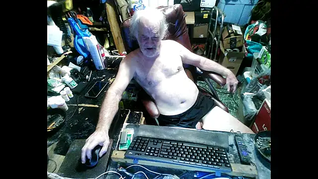 Snapshot of russtee chatting on 01-15-26, 07:39 russtee online show from 01-15-26, 07:39