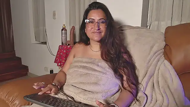 Snapshot of DeesseLuxure chatting on 03-07-25, 10:13 DeesseLuxure online show from 03-07-25, 10:13