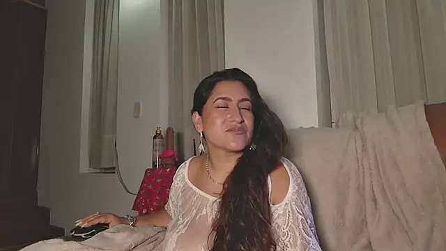 Snapshot of DeesseLuxure chatting on 03-18-25, 07:30 DeesseLuxure online show from 03-18-25, 07:30