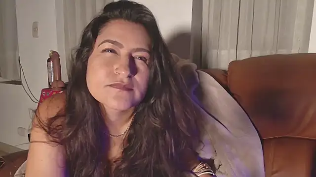 Snapshot of DeesseLuxure chatting on 03-23-25, 05:32 DeesseLuxure online show from 03-23-25, 05:32