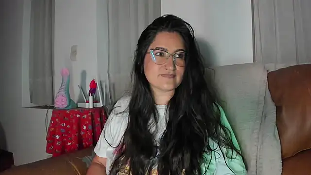 Snapshot of DeesseLuxure chatting on 11-16-25, 08:20 DeesseLuxure online show from 11-16-25, 08:20