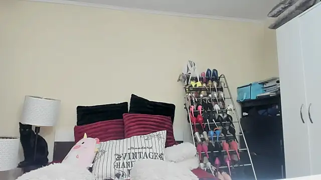 juliahayessxx online show from 02-10-25, 08:00