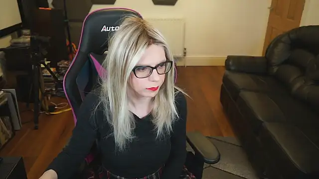 Snapshot of KelseyCobalt chatting on 12-14-24, 10:28 KelseyCobalt online show from 12-14-24, 10:28